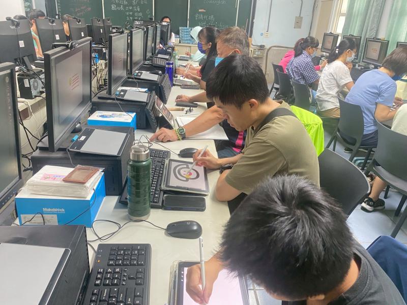 學員練習以平板繪製地圖內容