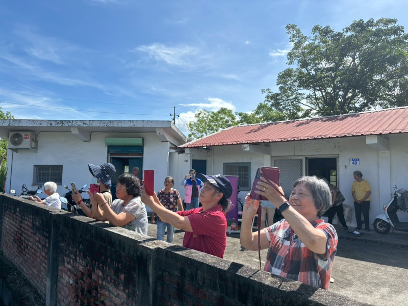 學員練習使用手機錄影並分享