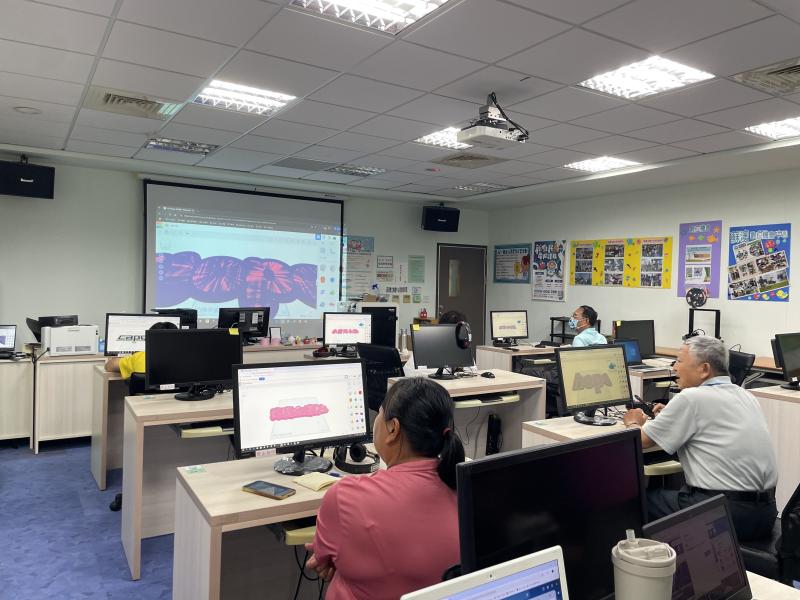 學員將設計好的圖片匯入3D軟體中