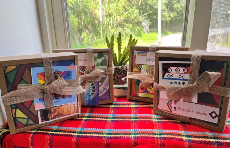 利用Sketchbook應用軟體製作出屬於自己織紋的故事，透過紋路背後的意義來發想設計概念，並延續泰雅文化的美。