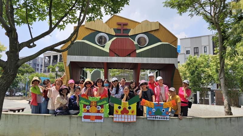 學員在《創意短影音》課程製作了三隻以紙箱打造的「在地特色方口獅」。