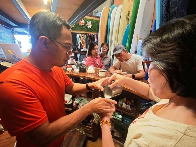 理事長親自開設咖啡課程，教學員拉花