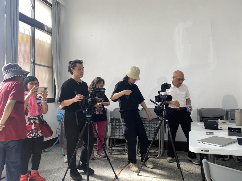 導演帶著學員一起訪問蹦火仔的導覽老師，作為影片素材