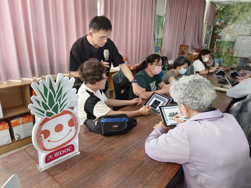 老師向學員說明繪圖的細節