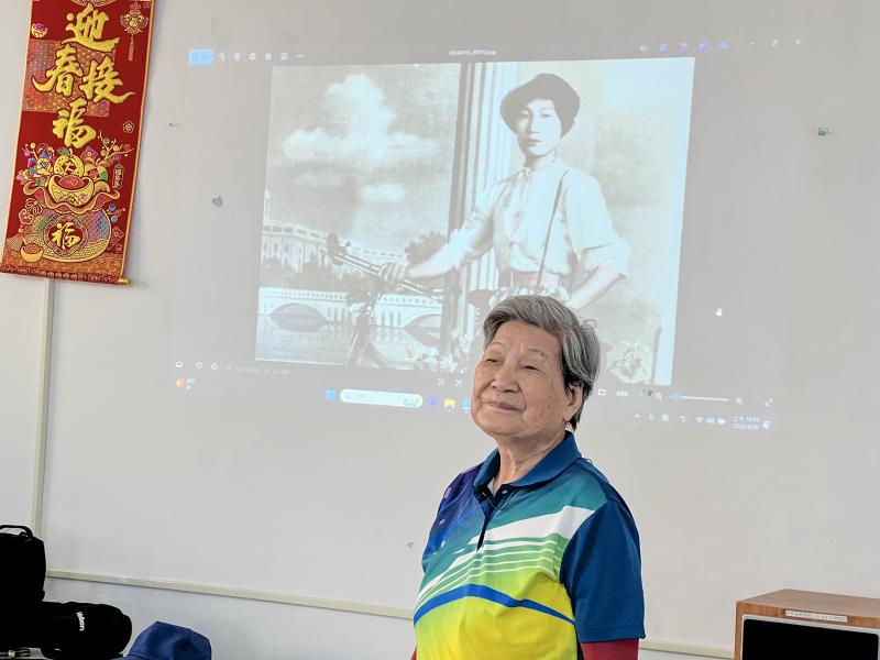 課程,從「說故事」開始:「這是我當年當老師的第一天!」、「你看,這條街以前原來是這樣!」數位學習成了最好的引信,點燃了分享的熱情,讓情感在世代間流動。