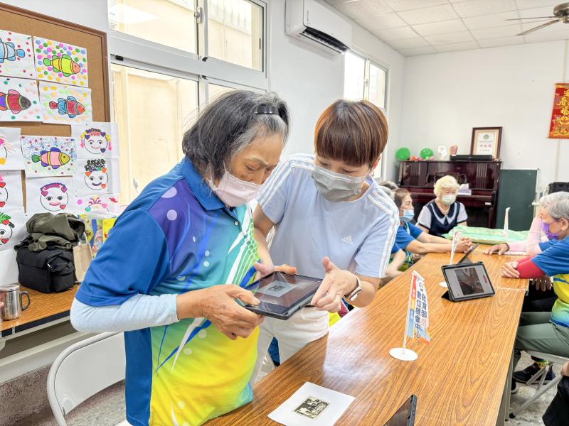 原本對數位工具感到陌生的長輩,為了分享照片背後的故事,開始主動學習拿起平板與手機認真地學習翻拍技巧
