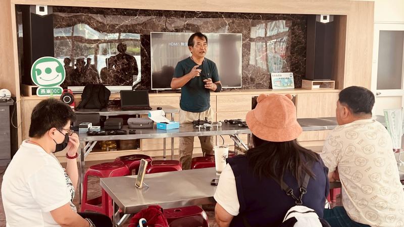 老師帶領學員進行攝影技巧的解析與分享