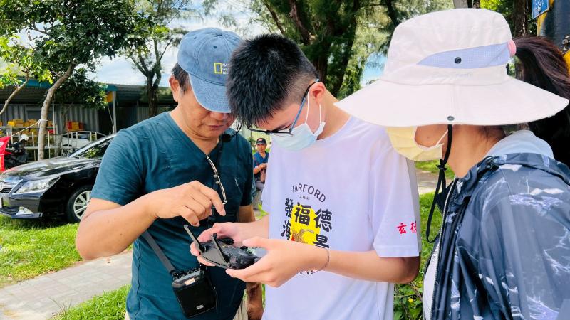 學員首度操作無人機進行拍攝，講師在一旁協助。