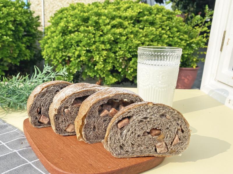 「芝麻核桃芋頭」麵包是店內人氣王品項。