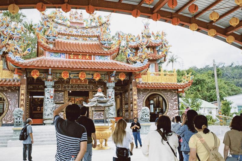 張秀珍小姐帶大家到大陳尚武天后宮認識在地信仰文化。