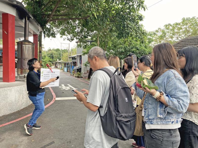 張秀珍小姐帶大家以社區巡禮方式，欣賞社區每個角落的故事。