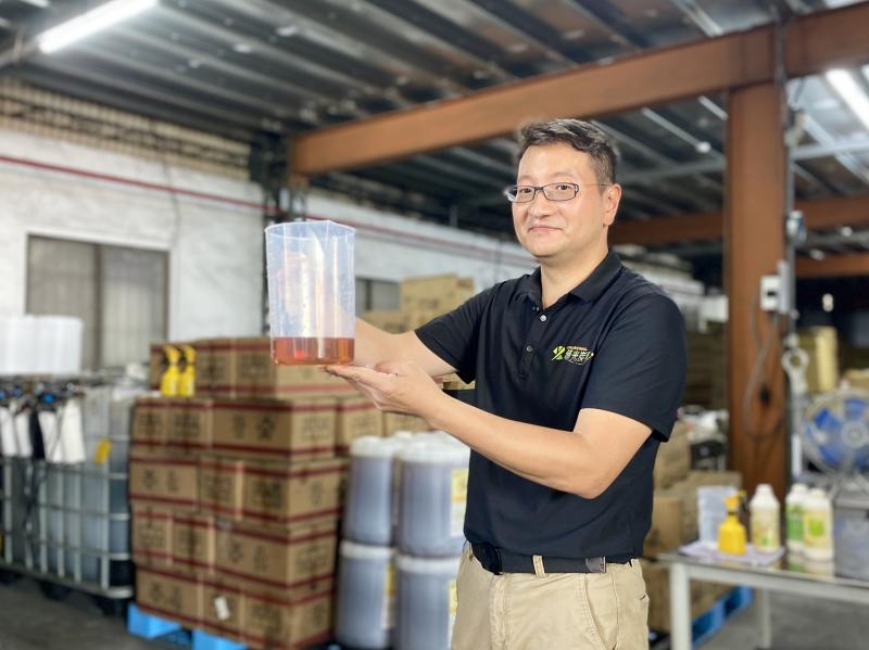 DOC職人埔光炭業有限公司 劉劍平老闆，準備示範木醋液如何使用。