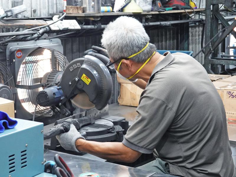 埔光炭業出貨的每個木炭，工作人員都會小心裁切，包裝出貨。