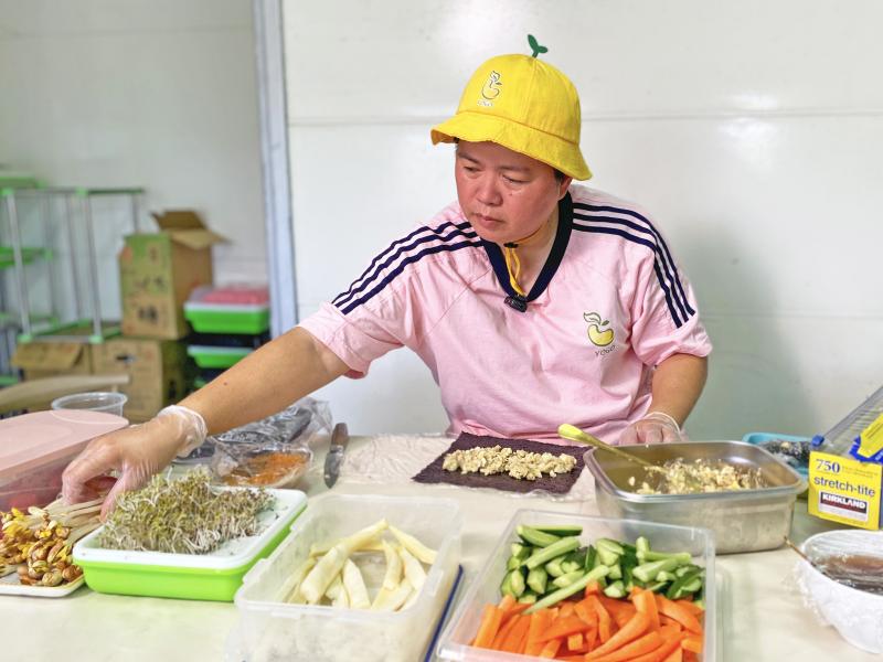 花生芽菜很適合製作壽司，搭配但、蔬菜製作花生芽菜捲。