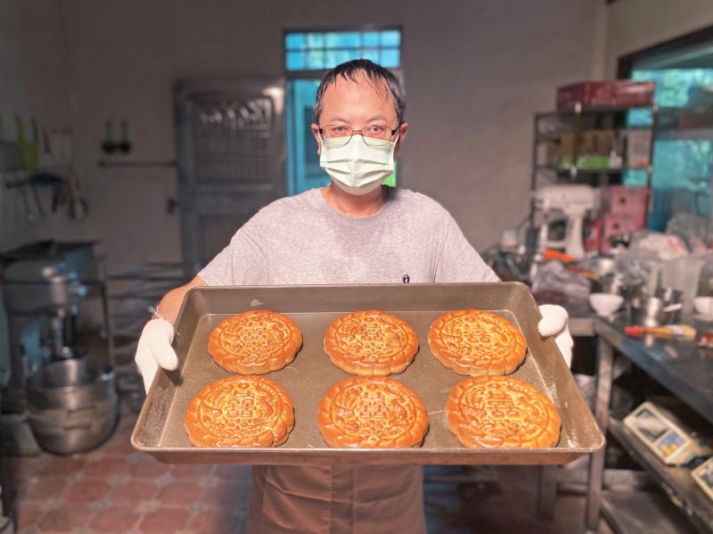 DOC職人恆安堂 吳立言老闆，每天早起備料、手工製作漢餅。