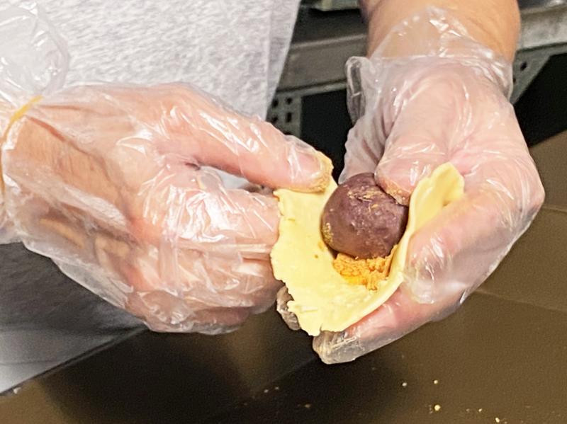 恆安堂小Q餅的餅皮、餡料都是老闆親自調配製作。