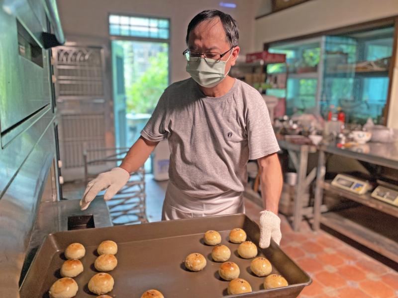 恆安堂小Q餅即使送進烤箱，也要定時檢查它是否上色，是很費工的糕餅。
