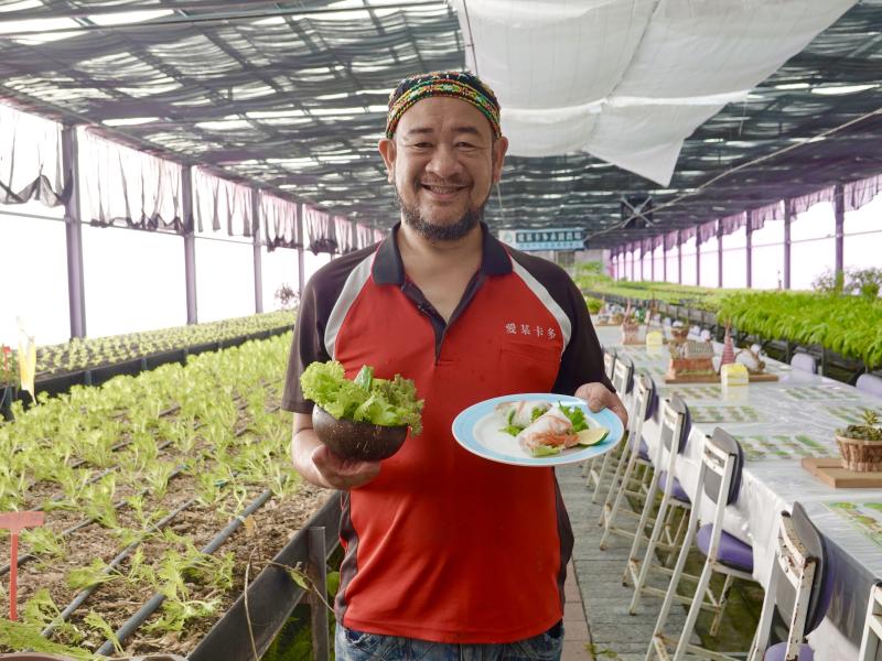 DOC職人愛某卡多永續農場 百漾‧馬地克拉安老闆，也是農場最厲害的解說員。