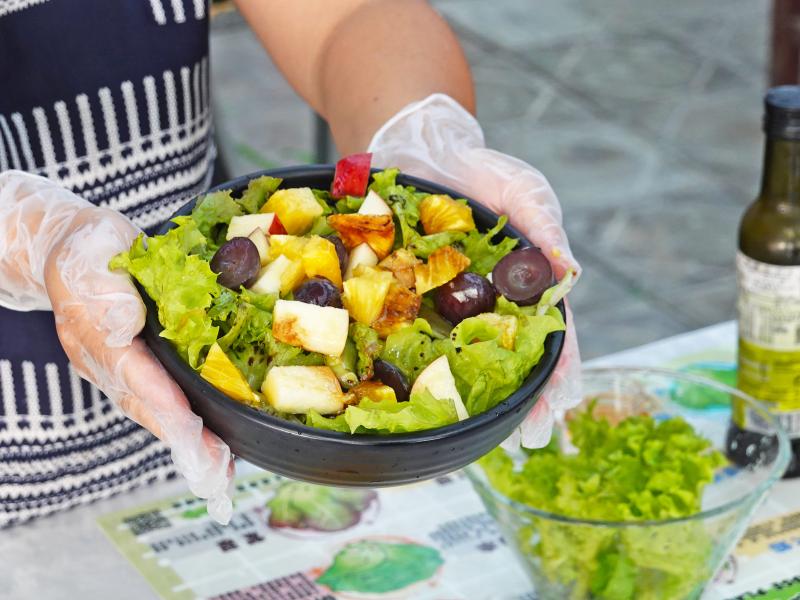 用生菜搭配水果、麵包丁等，再淋上醬料，就是很棒的生菜沙拉。