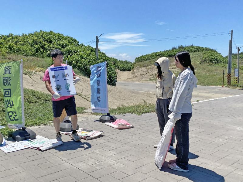 協會有專業的導覽人員，會帶領遊客實際到海岸邊體驗淨灘。