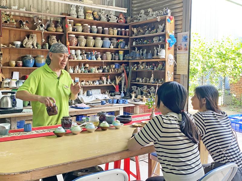 曾文賢老闆推出五感體驗，讓遊客認識陶藝文化。