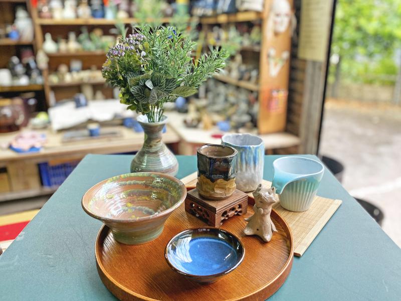 陶製品從土、上釉、燒製溫度等繁瑣工序，才能製出視覺、耐用的器皿。