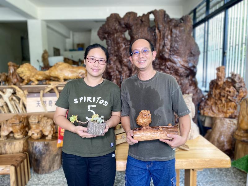 DOC職人天然奇木 賴瑞儒老闆和老闆娘，致力於推廣木藝文化讓更多人認識。