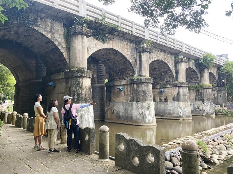 帶遊客欣賞、認識用特殊建材、工法建造而成的東安古橋。