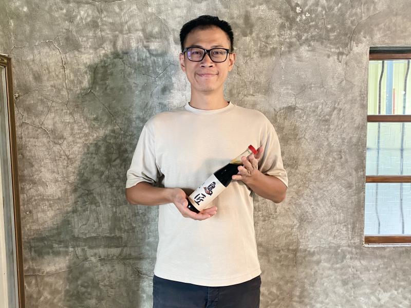 DOC職人島匠醬油 黃桐巖老闆，傳承阿嬤的好手藝，釀造醬油。