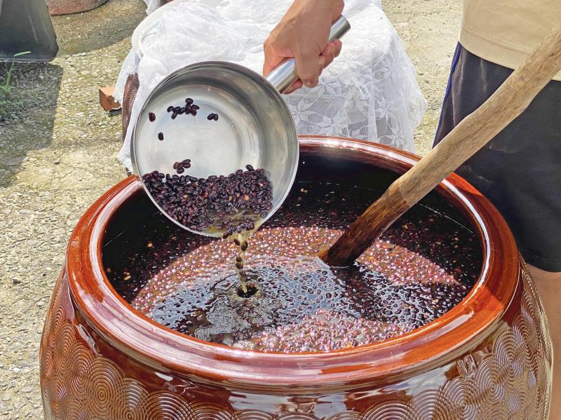 陶甕裡放入黑豆麴、水、鹽進行至少二十二天的日曬，再經過多次的過濾、長時間的熬煮，才有島匠醬油。
