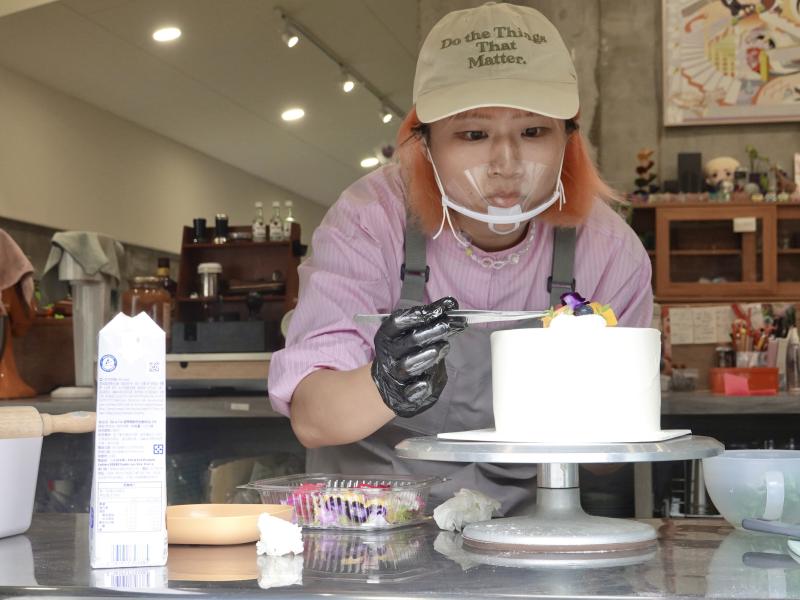 DOC職人伴多甜點工作室 楊雯安老闆娘，正專注製作蛋糕。
