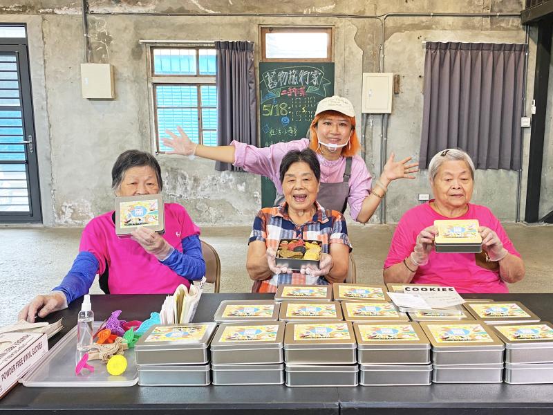 伴多甜點工作室也陪伴爺爺奶奶學習、體驗製作餅乾。