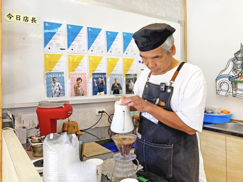 爺爺奶奶都會手沖咖啡，沖泡出香醇咖啡。