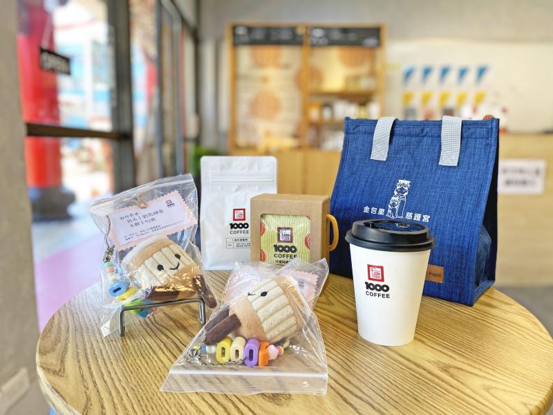 千歲咖啡除了可以喝到長輩現泡的咖啡，還有長輩的手作可以選購。