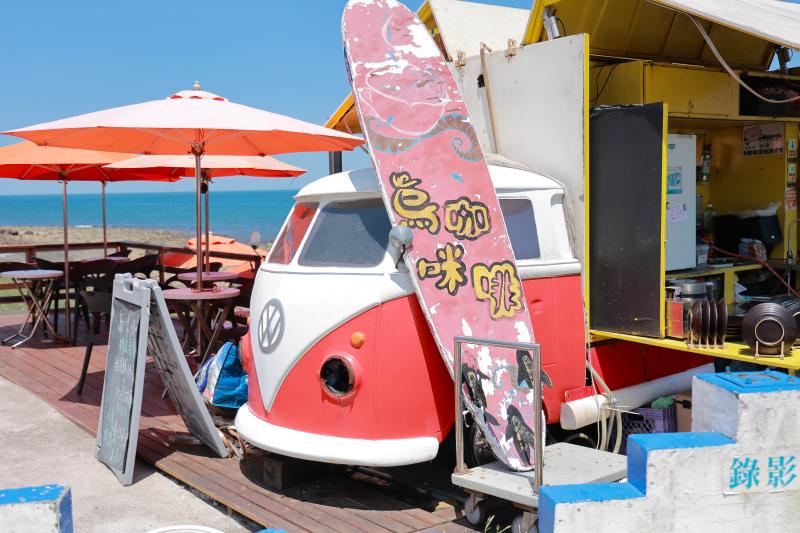 烏咪小巴鄰近海邊，邊喝咖啡、吃餐點，可以欣賞無敵海景。