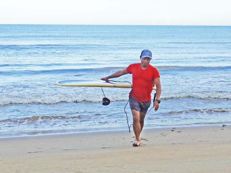 趙士超老闆提供陸上划水起乘動作講解，還有潛水的教學。