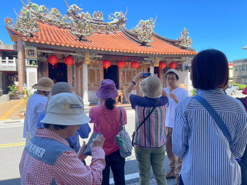 老師帶領學員至利澤老街走讀及取材