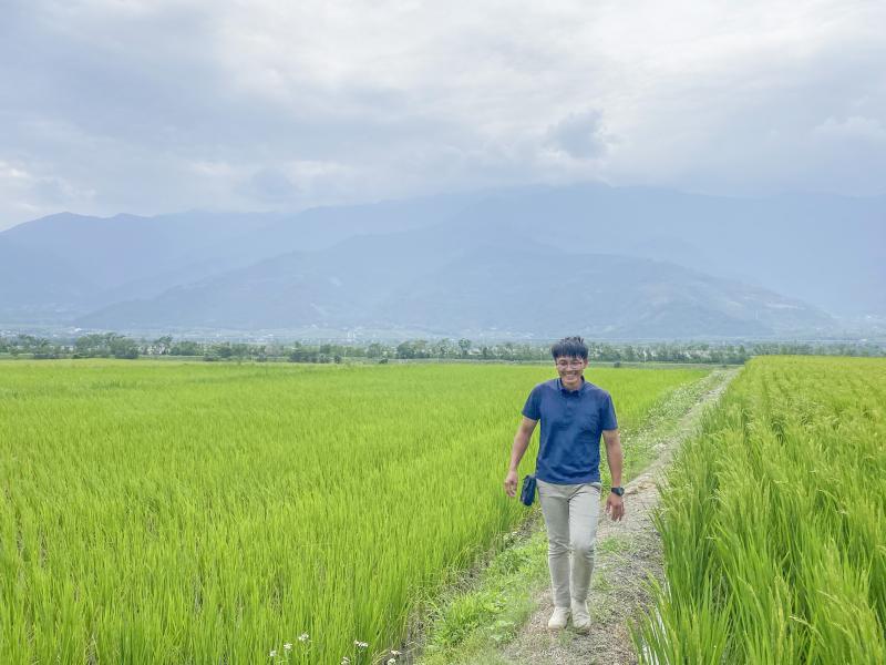 黃瀚每回走在自家稻田中央，總是能露出最開心的笑容。