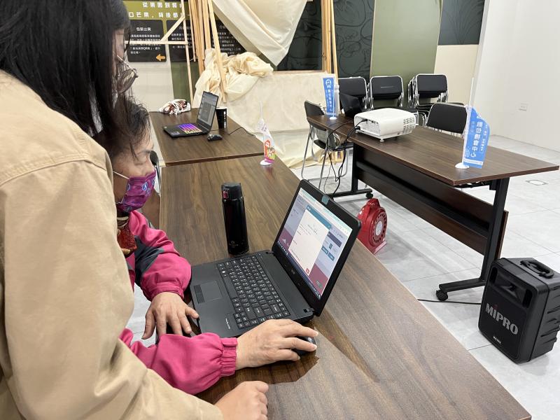 學員用電腦實際操作策展平台，講師在一旁教學協助。