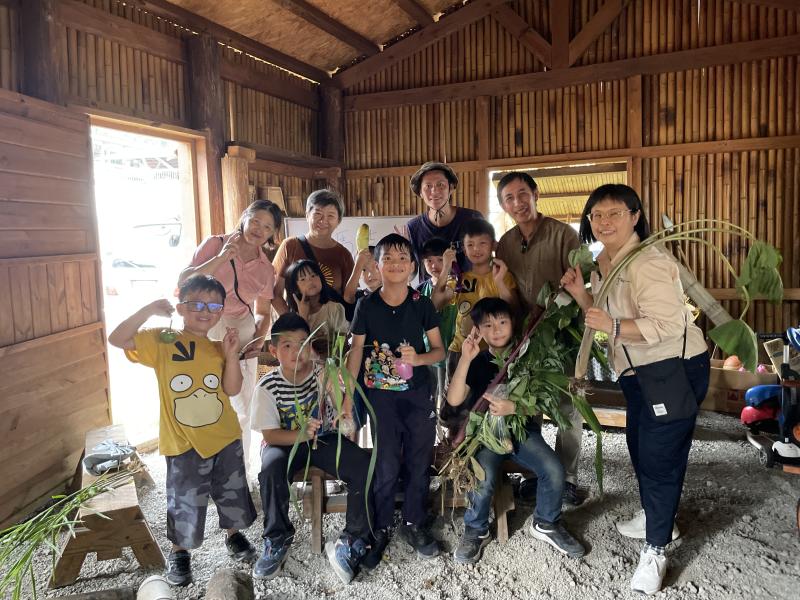 學員與老師在泰雅竹屋開心合影