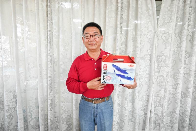 曾總幹事介紹自家產品,推薦給民眾