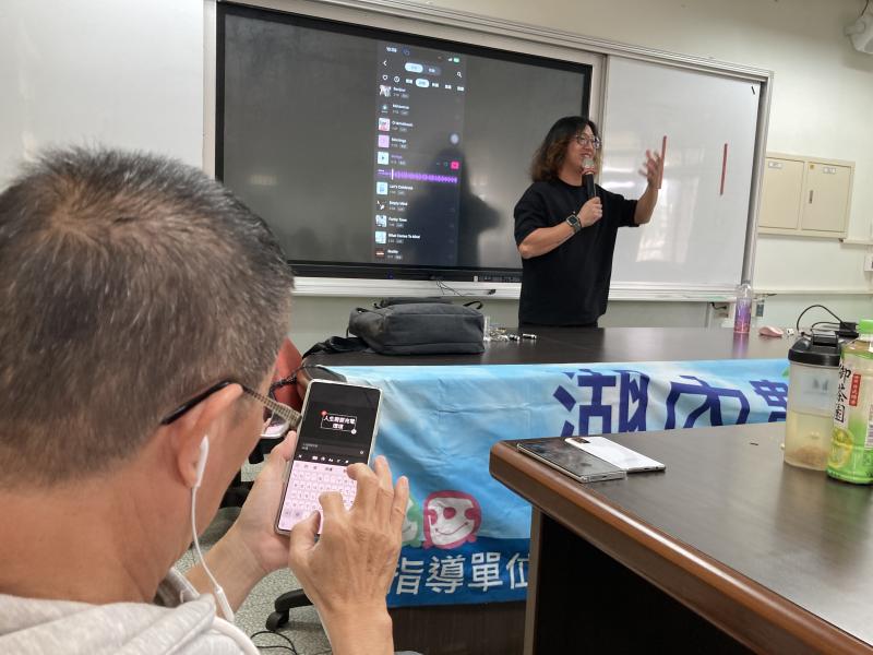 學員跟著講師的步驟依依操作練習