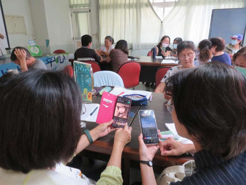 學員彼此共同討論交流
