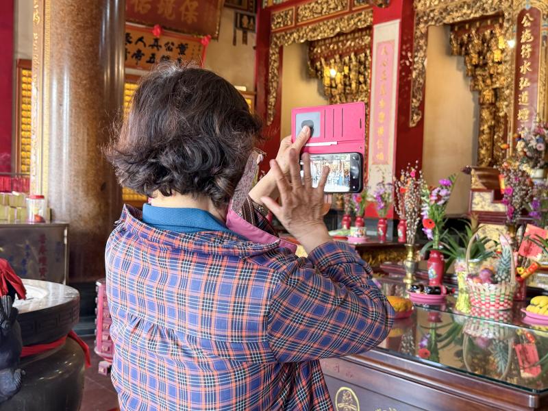 學員們興奮地拿起全景相機與數位設備，仔細記錄廟埕的光影、廟宇建築以及現場氛圍。