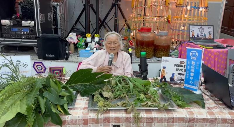 課堂中有位高齡103歲的洪元妹阿嬤也上台侃侃而談,成為全班焦點。