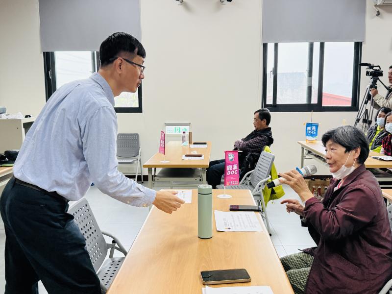講師與村內耆老長輩訪談社區記憶與特色文化