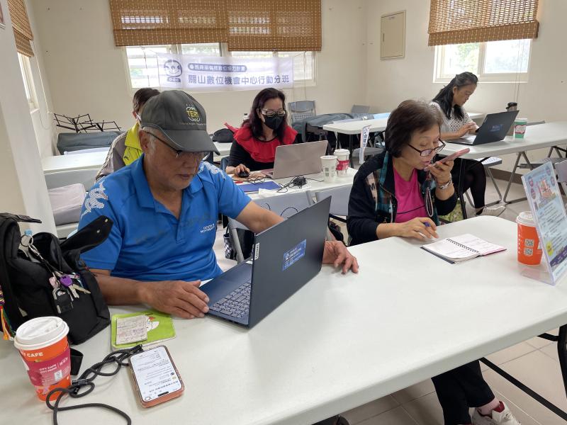 AI工具創作圖像和文字成功解決了門檻和限制，大家主動學。