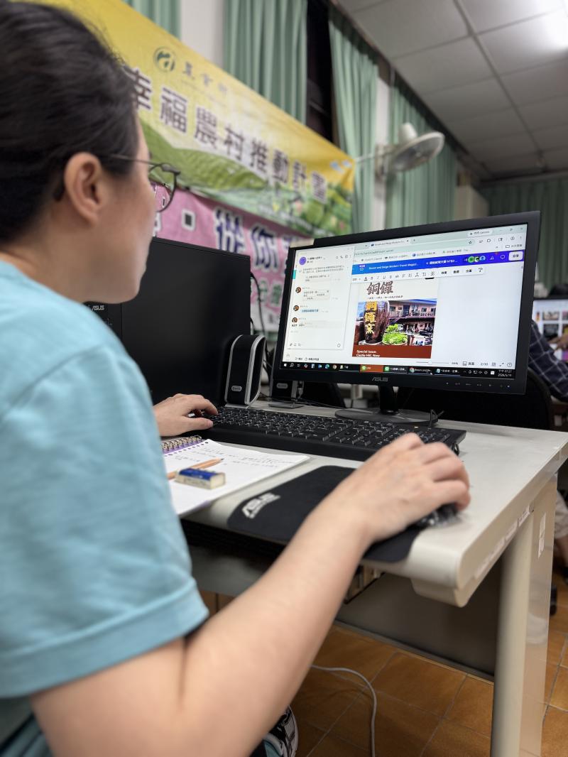學員認真排版編輯
