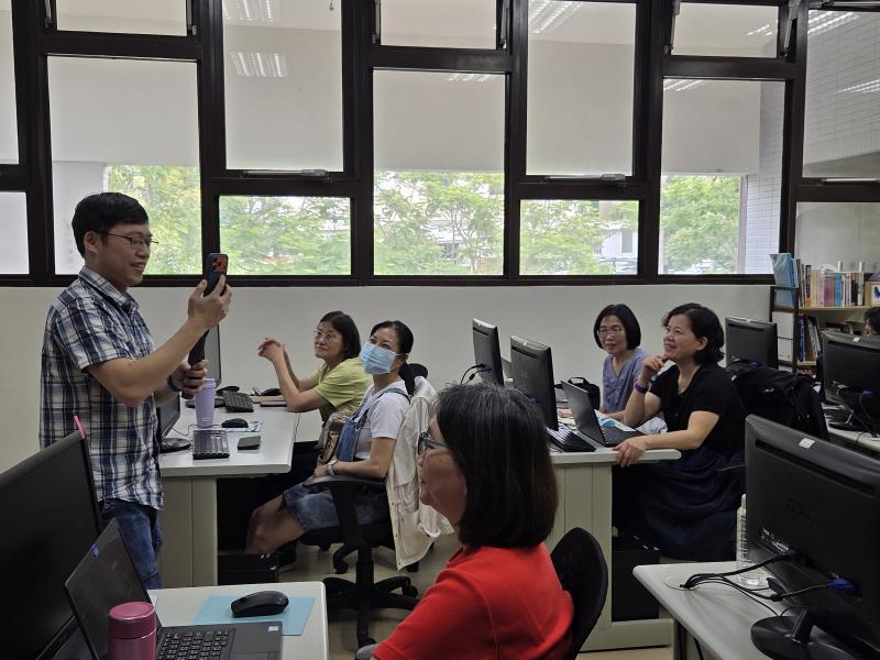 將導覽語音、製作的背景音樂，結合AI生成圖片，在canva中串接成影音檔案，最終上傳至輔導團Youtube頻道。