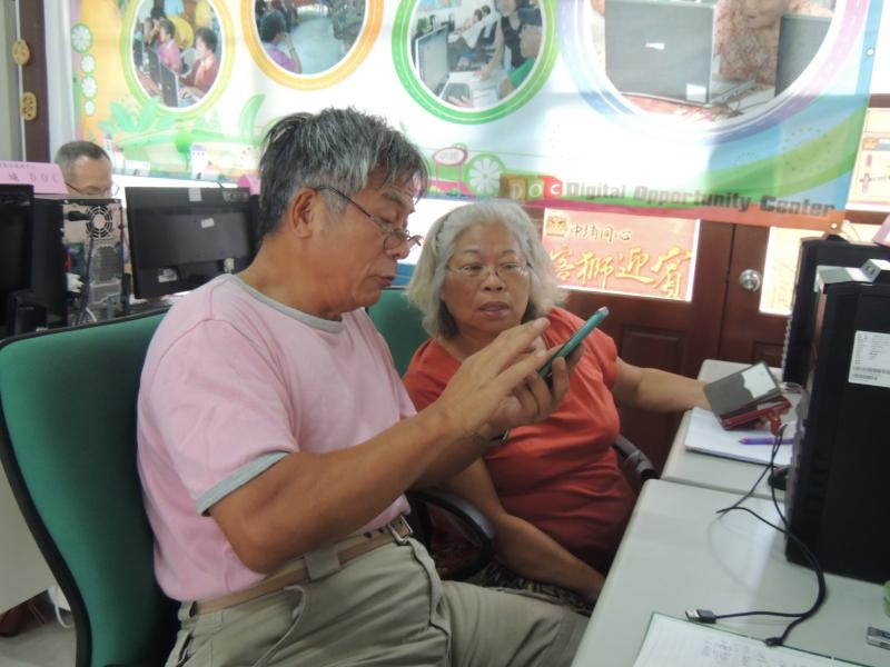 學員在課堂的手機APP應用下載。